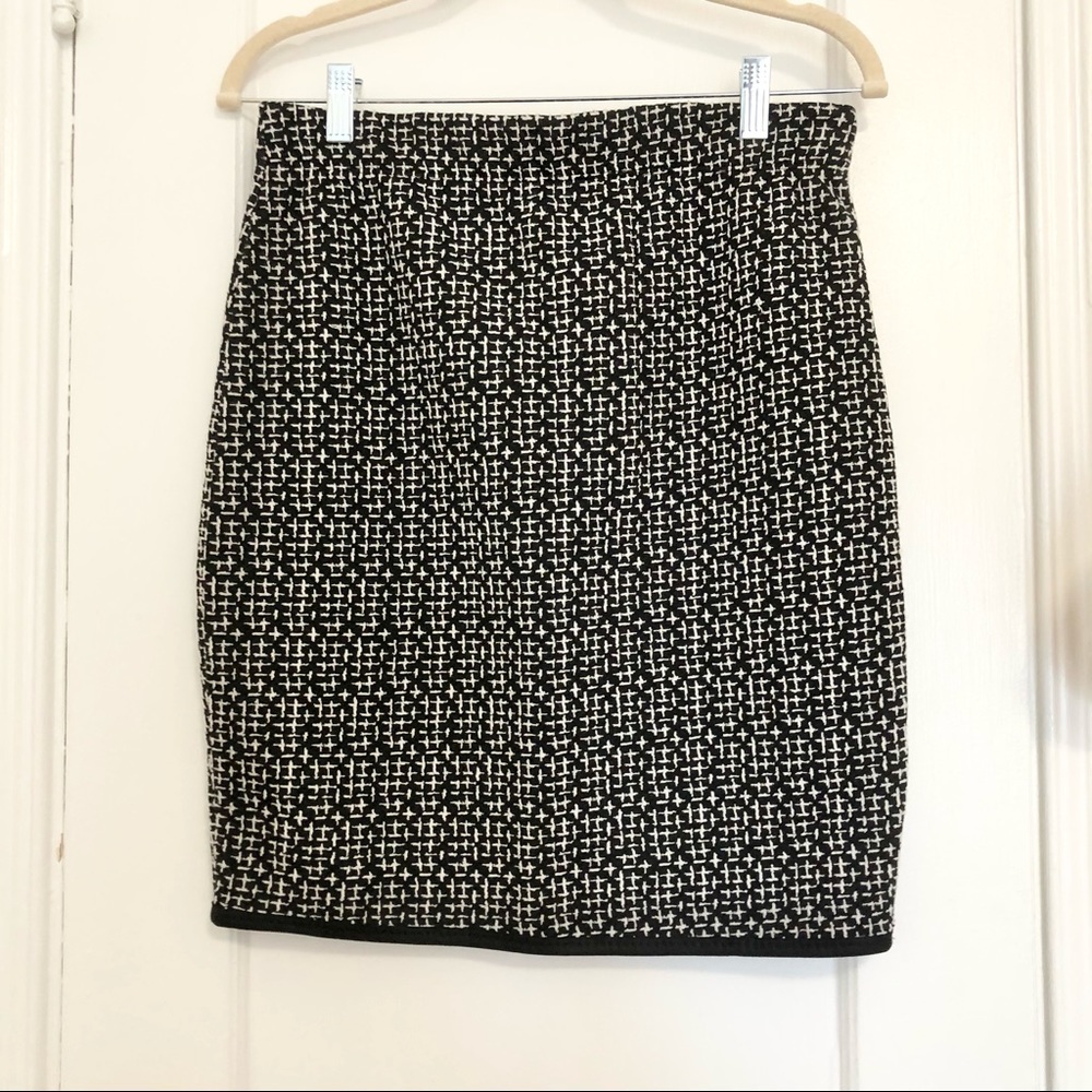 Max Studio black/white patterned fitted pencil S